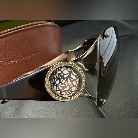 Tommy Bahama Women’s Sunglasses - Picture 5 of 5